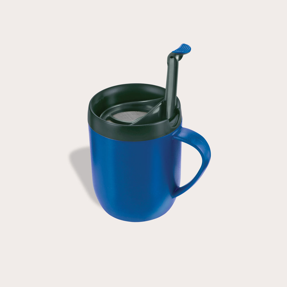 The Zyliss Hot Mug Cafetière Mug in red features a handle, double-wall insulation, dark green lid, and matching green spoon on a light background—ideal for coffee lovers on the move. #red