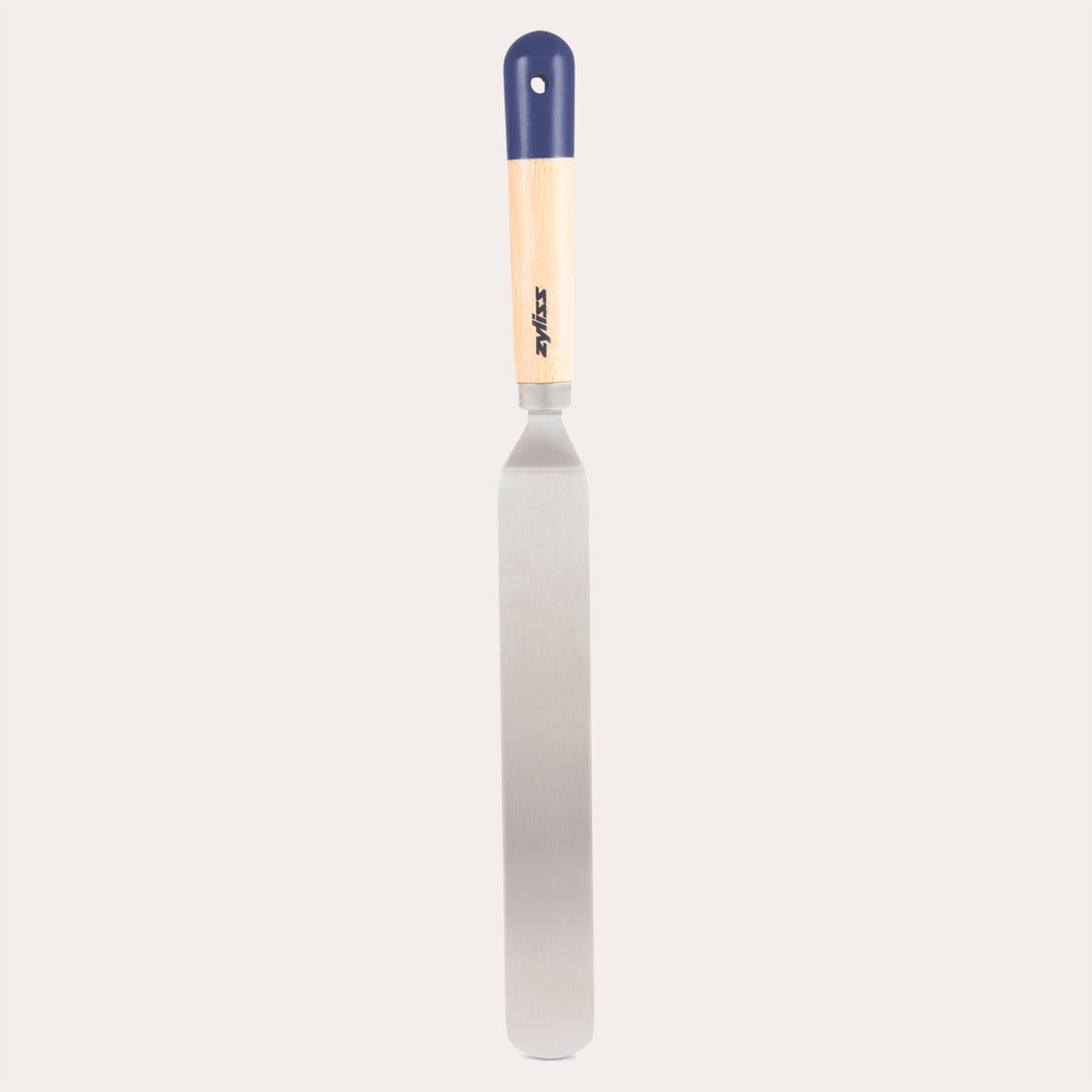 The Zyliss Beech Wood Angled Palette Knife features a long, flat silver blade and a beech wood handle topped with blue, displayed vertically on a plain light background—an essential baking tool for your kitchen.