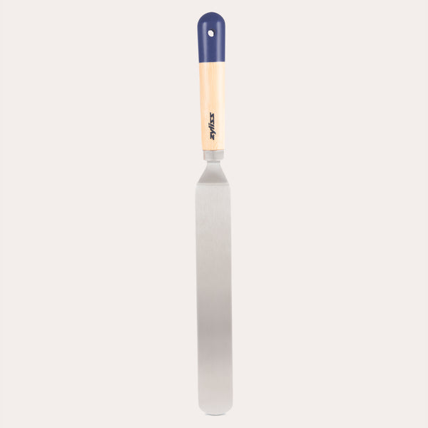 The Zyliss Beech Wood Angled Palette Knife features a long, flat silver blade and a beech wood handle topped with blue, displayed vertically on a plain light background—an essential baking tool for your kitchen.