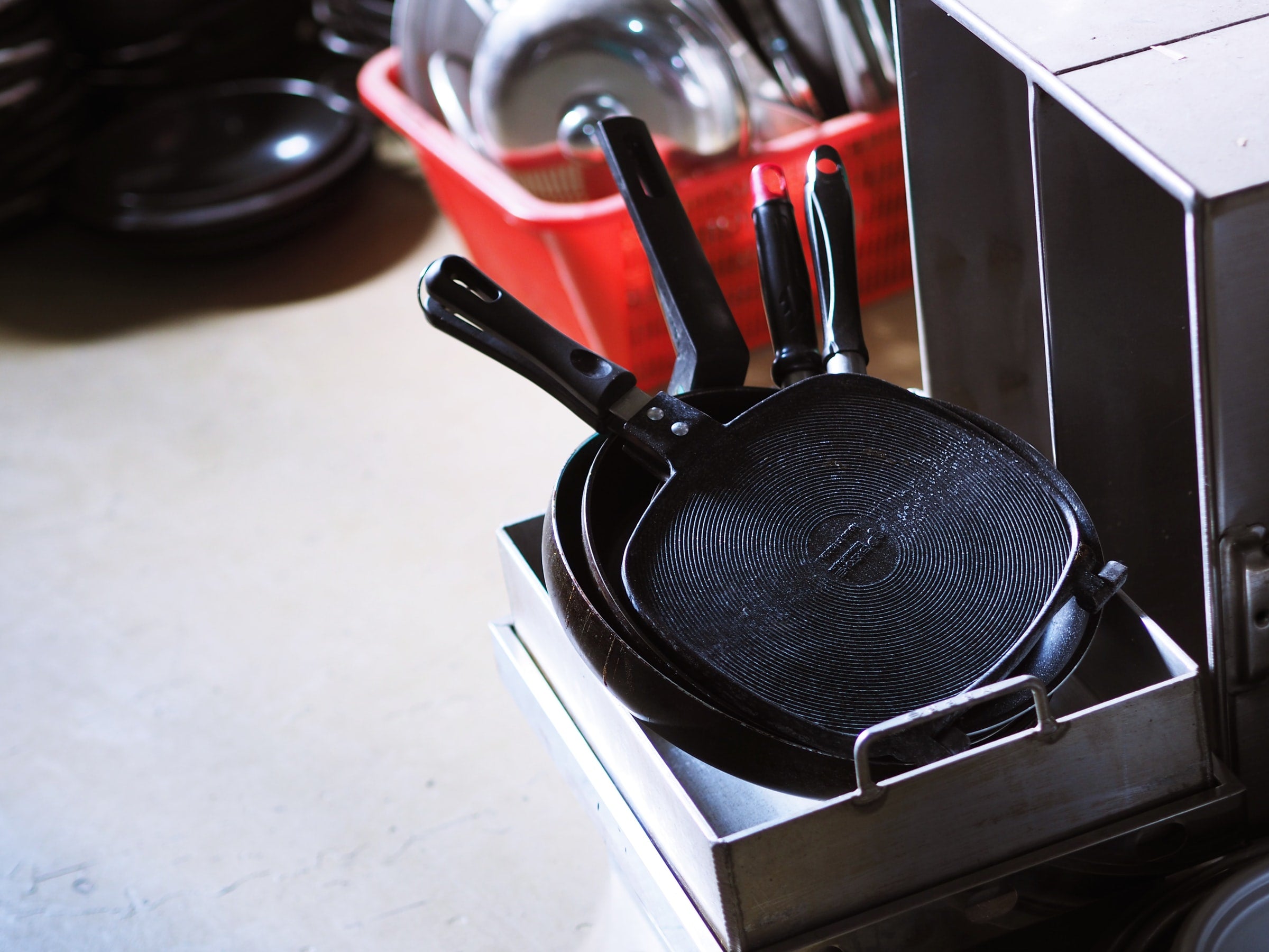 How to Clean Ceramic Pans and Cookware