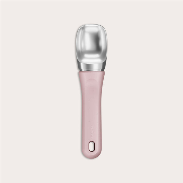 #pink The Zyliss Ice Cream Scoop features a wide, deep stainless steel head and a pink, eco-friendly handle made from sustainable wheat straw, shown against a simple light background.