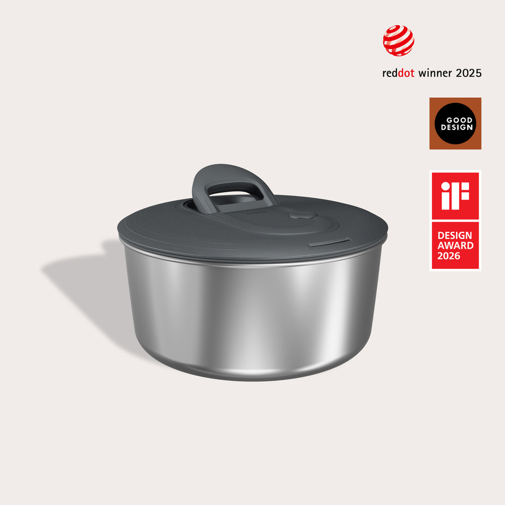 The Zyliss Easy Spin Salad Spinner Stainless Steel features a dark, fitted lid with handle inspired by AquaVent technology. Award logos shown: Red Dot Winner 2025, Good Design, and iF Design Award 2026.